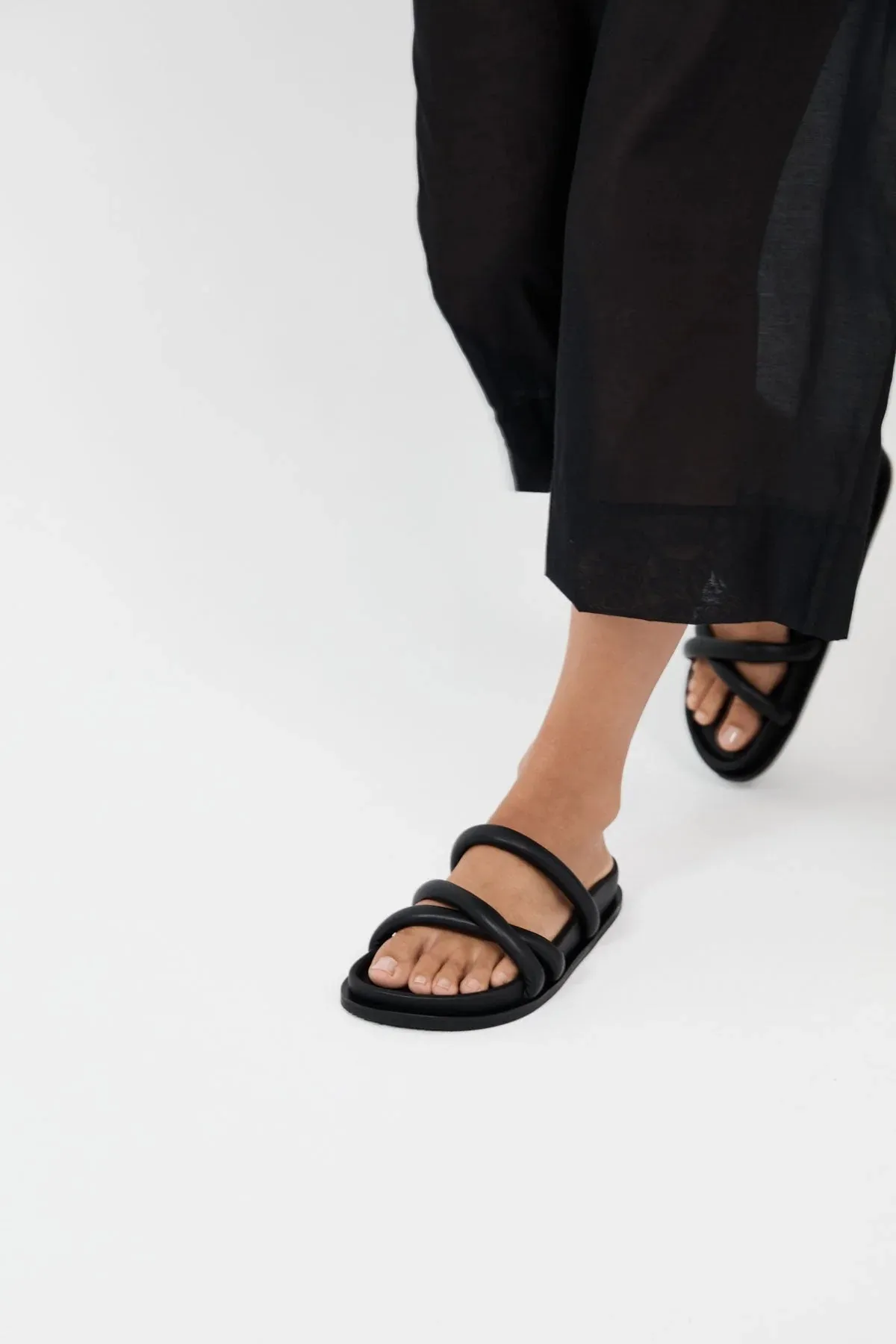 SOFT CROSS STRAP SLIDE BLACK