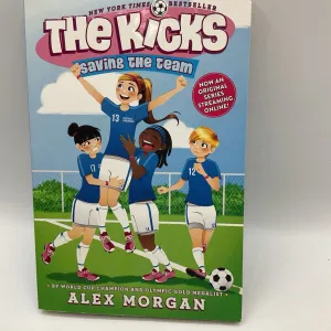 The Kicks: Saving the Team (paperback)